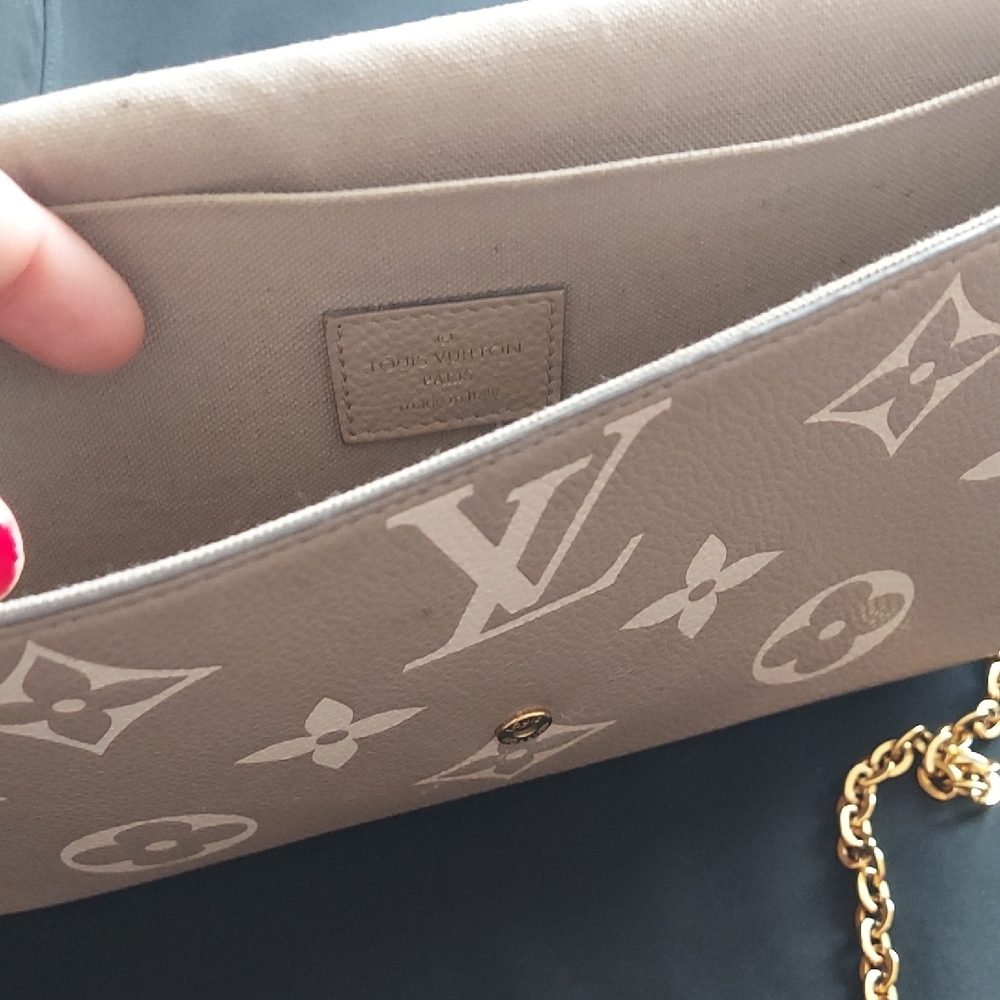 Louis Vuitton Elegant Ivory/Cream Monogram Wristlet - Picture 5 of 9